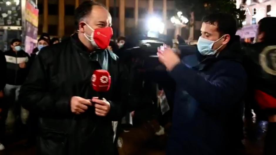 Radicales antifascistas agreden al equipo de Telemadrid en la protesta en apoyo a Pablo Hasel