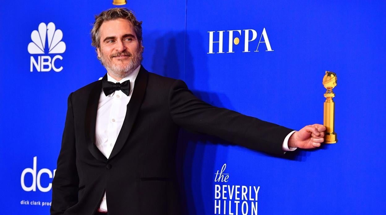 Joaquín Phoenix posa en los Globos de Oro del año pasado