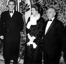 El Rey Juan Carlos junto a Samuel Bronston en el estreno del filme