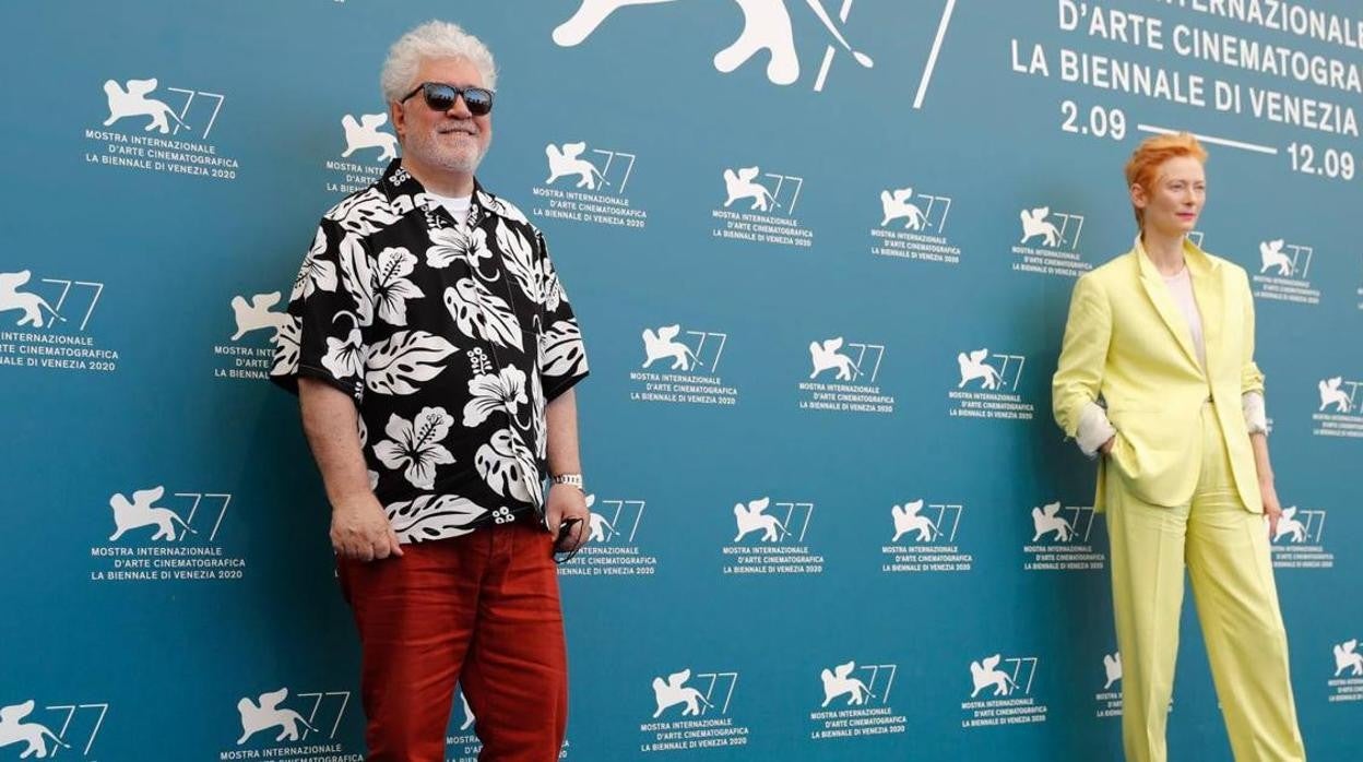 Pedro Almodóvar y Tilda Swinton, durante la presentación de 'La voz humana' en la última edición del Festival de Cine de Venecia