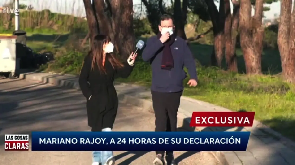 Una reportera del programa de Cintora interrumpe el paseo de Rajoy