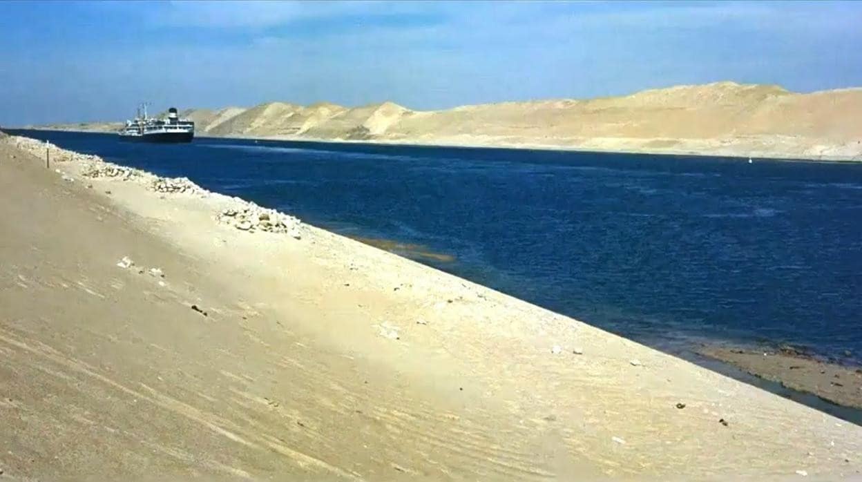 Fotograma de 'Lawrence de Arabia', donde la arena contrasta con el azul del agua que atraviesa el canal de Suez