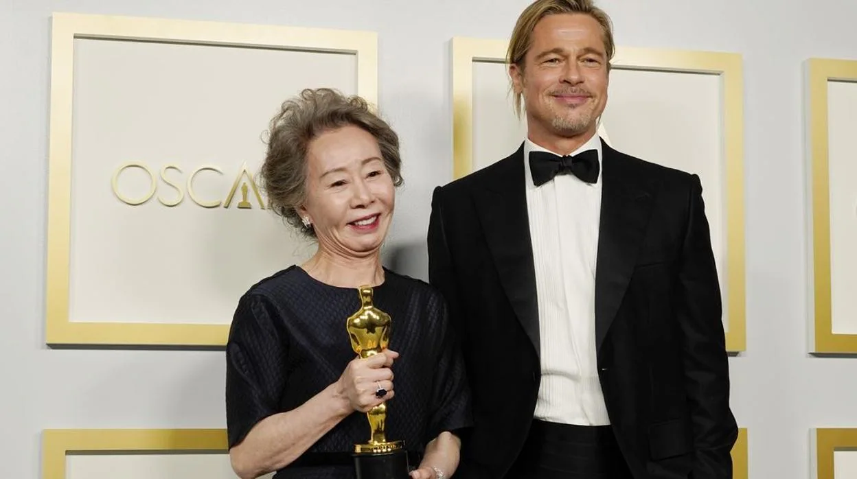 Youn Yuh-jung, junto a Brad Pitt tras ganar el Oscar