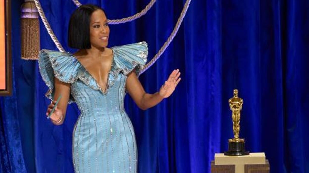 Regina King, al inicio de la gala de los Oscar 2021