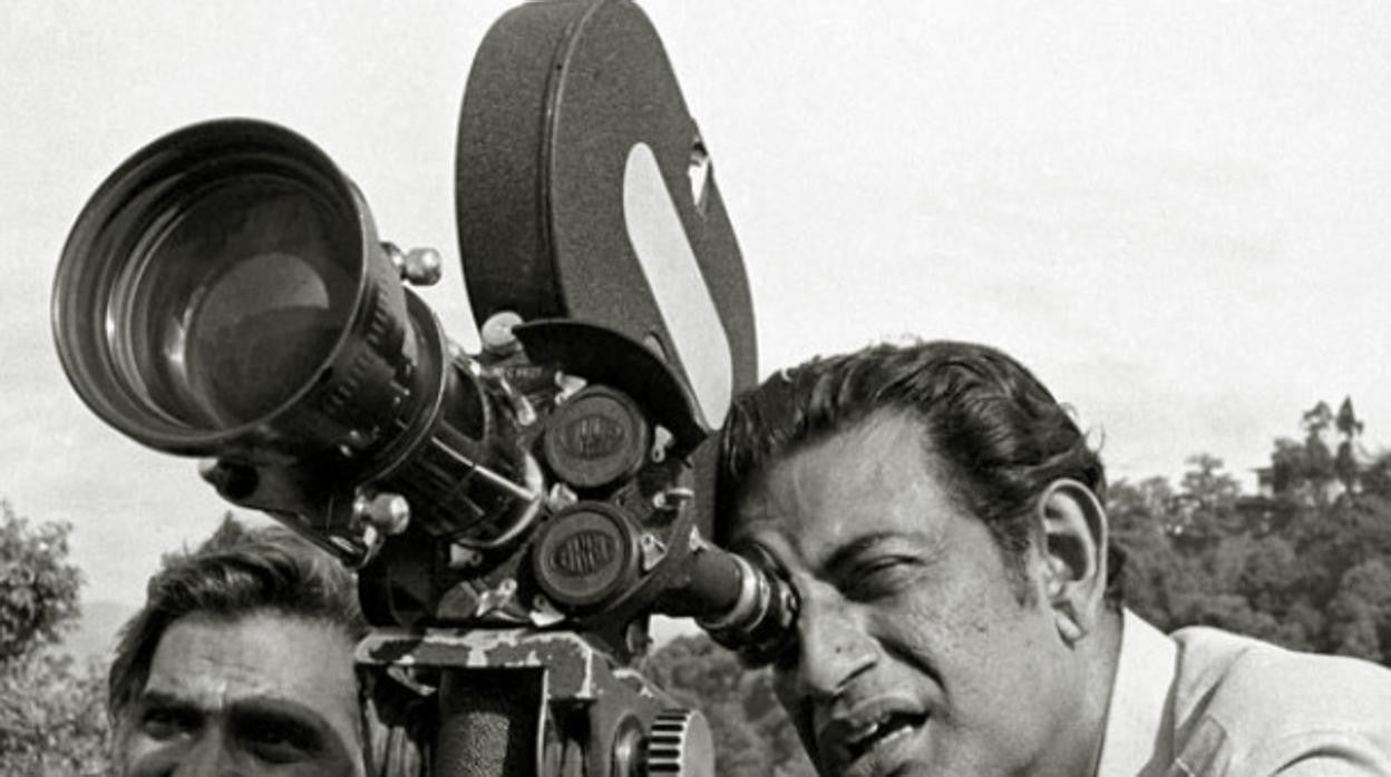 Satyajit Ray en el rodaje de 'Charulata. La esposa solitaria'
