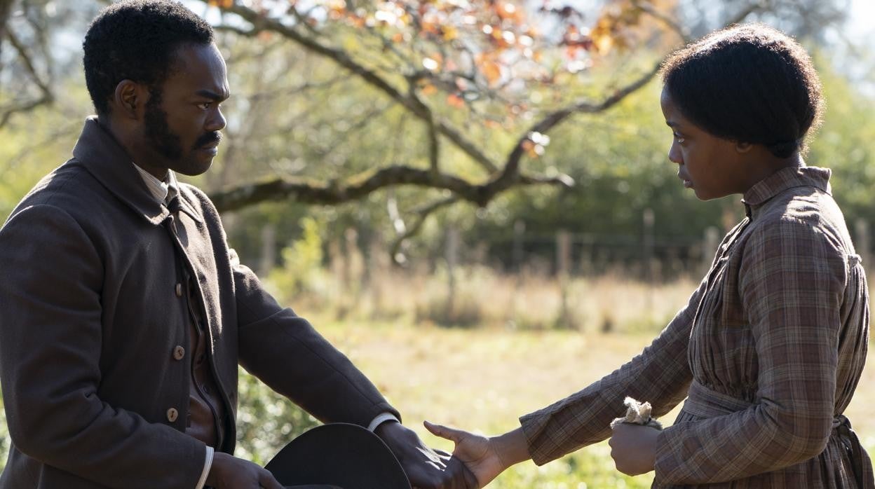 William Jackson Harper y Thuso Mbedu en 'The Underground Railroad'