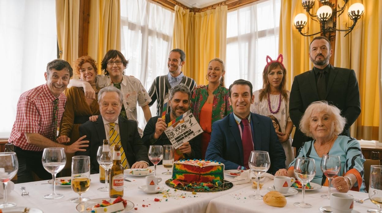 Ernesto Sevilla (en el centro) en el primer día de rodaje de 'Camera Cafe', rodeado de su elenco