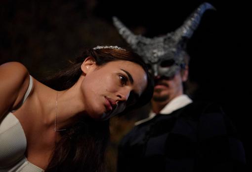 Adriana Ugarte e Iván Massagué, en el primer episodio de 'Parot'