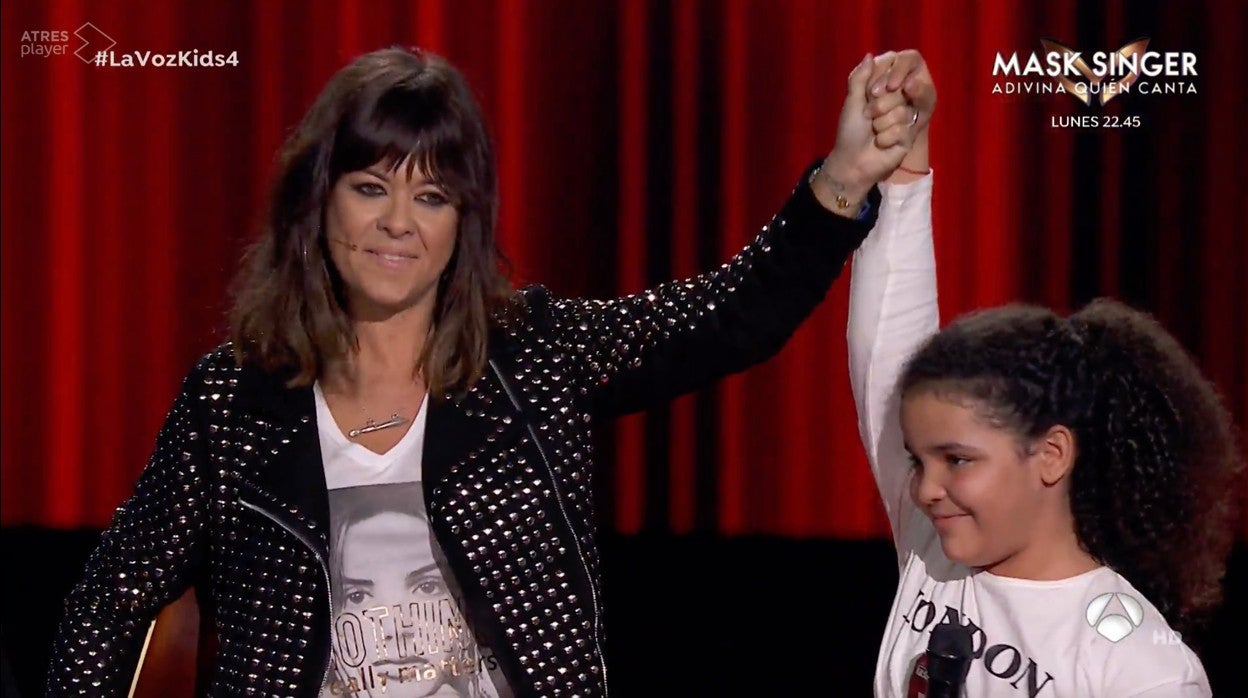 Vanesa Martín levanta la mano de la valenciana Nayara