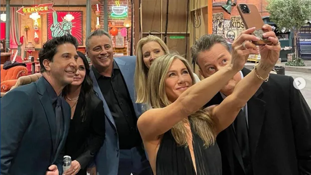 El falso 'selfi' de Jennifer Aniston durante el reencuentro de 'Friends'