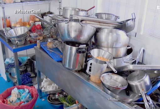 La cocina quedó muy desordenada en la parte del equipo rojo