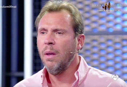 Óscar Puente, emocionado, durante la actuación de su hija