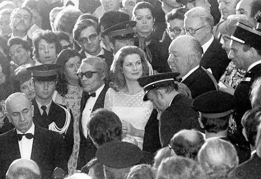 Grace Kelly junto a Hitchcock, quien descubrió el ardor de su gélida hermosura