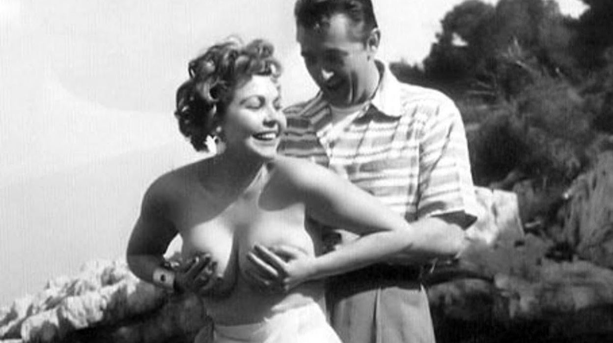 Simone Silva en 'topless' con Robert Mitchum