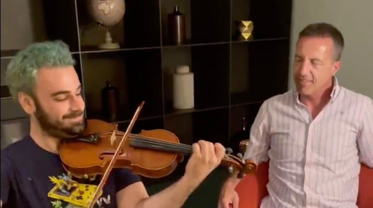 Pablo Diaz toca y Cristóbal Soria escucha