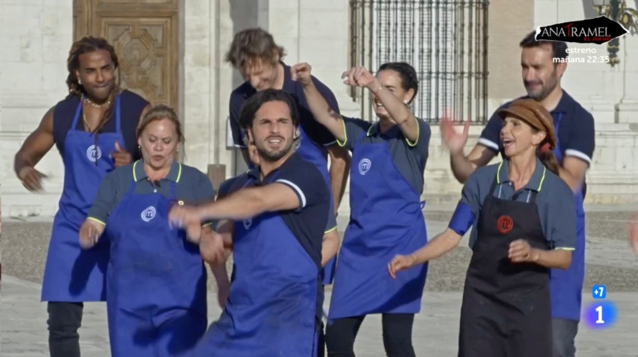 Victoria Abril, a la derecha, celebra el triunfo del equipo azul en la gala de exteriores de 'MasterChef Celebrity'