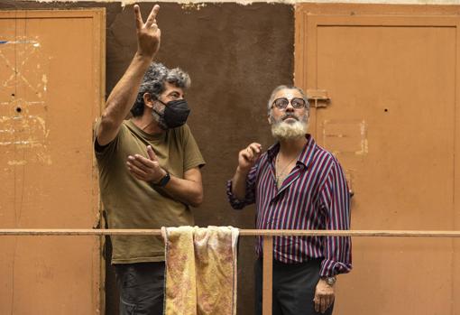 Alberto Rodríguez y Javier Gutiérrez, durante el rodaje de 'Modelo 77'