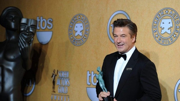 Alec Baldwin mata por accidente a la directora de fotografía de la película que estaban rodando