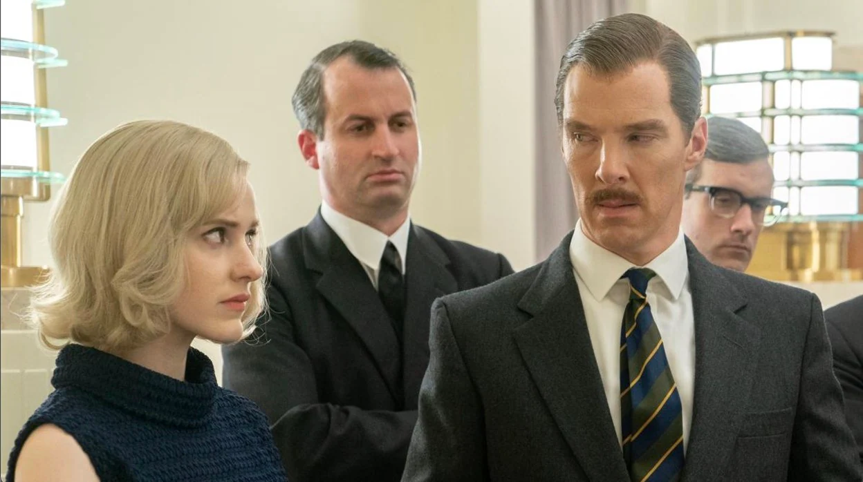 Rachel Brosnahan y David Cumberbatch se miran en 'El espía inglés'