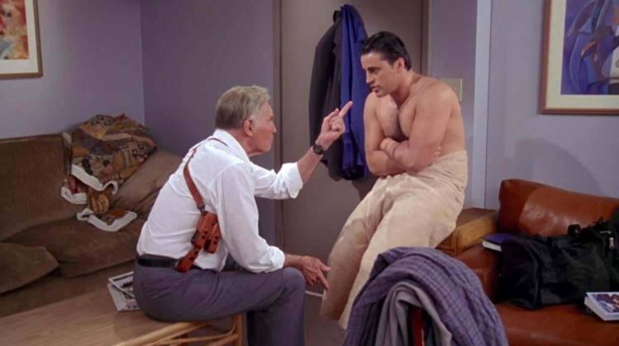 Charlton Heston, junto a Matt Leblanc en una escena de 'Friends'