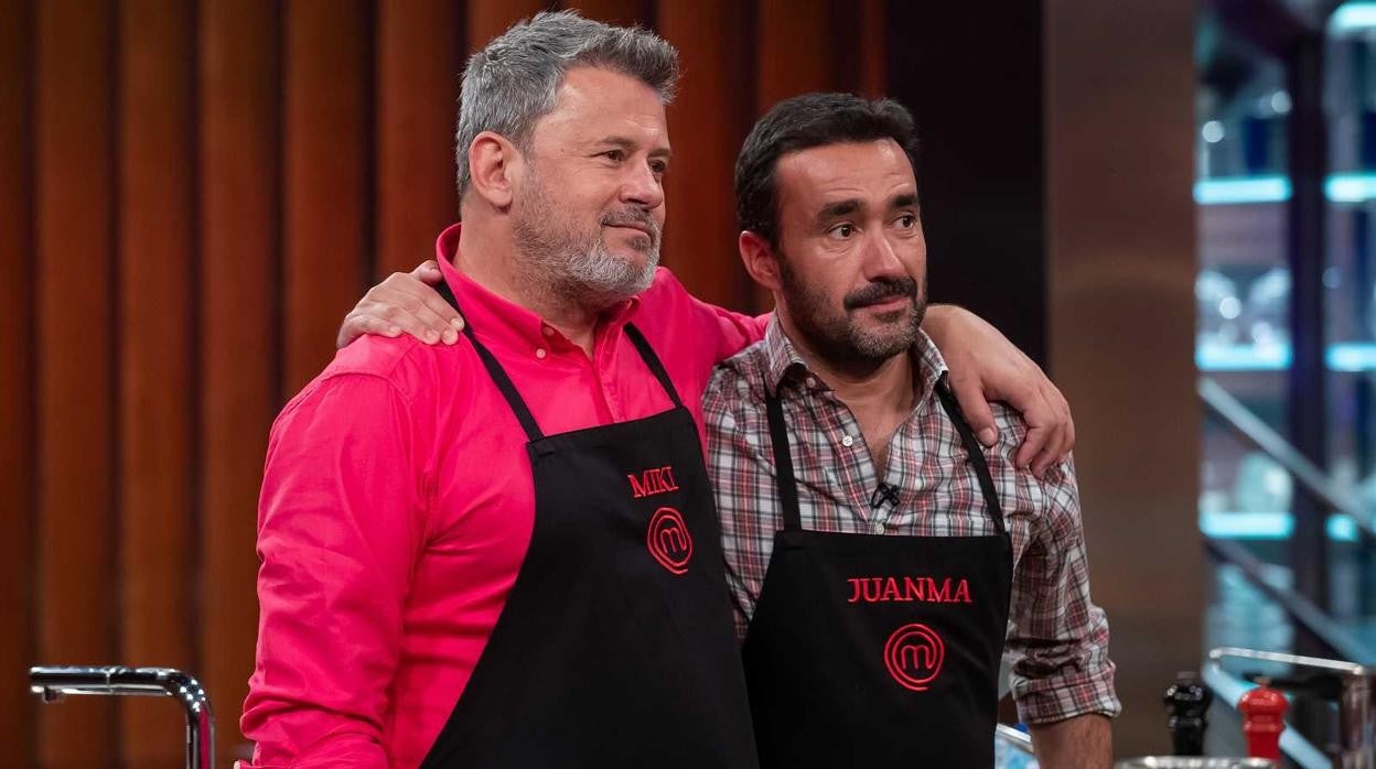 Miki Nadal y Juanma Castaño, recibiendo el veredicto de la prueba de eliminación, en la que ambos 'celebrities' se han salvado