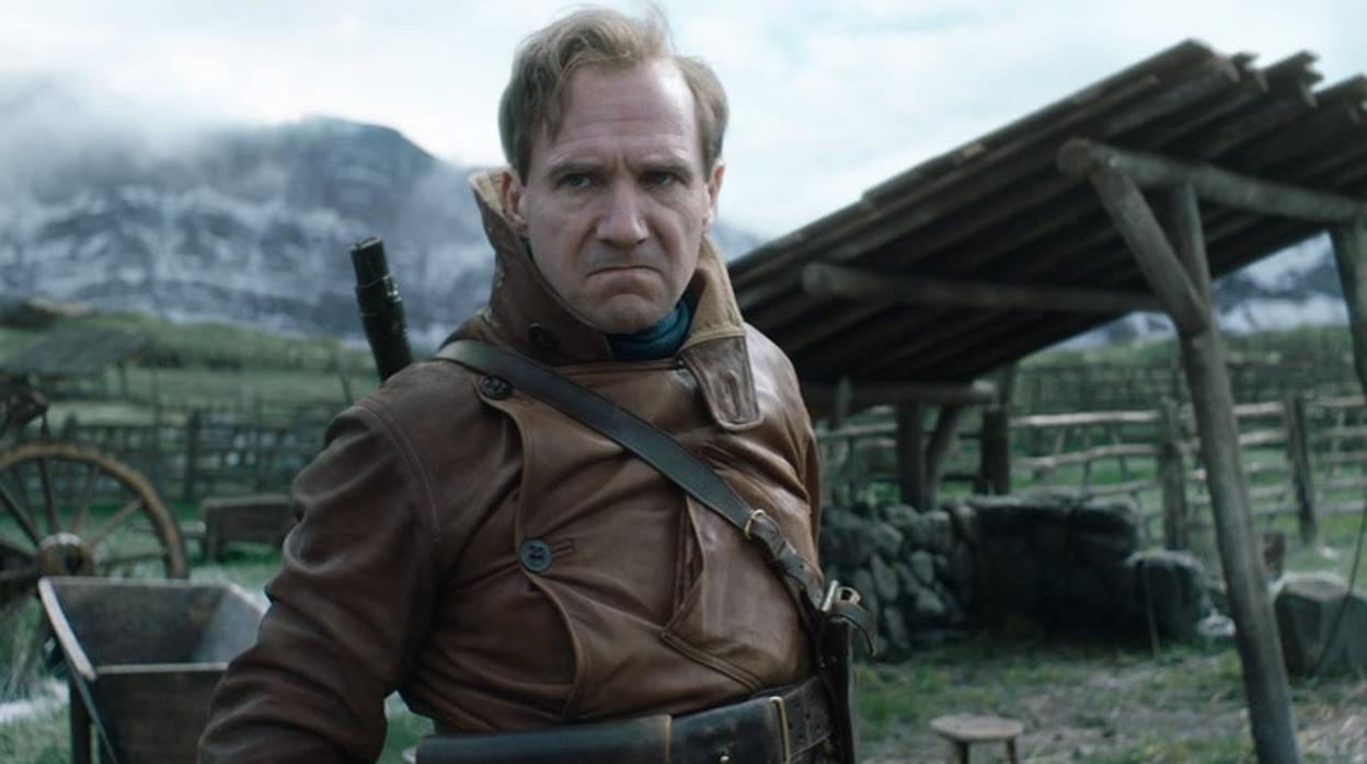 Ralph Fiennes es Orlando Oxford en 'The King's Man: La primera misión'