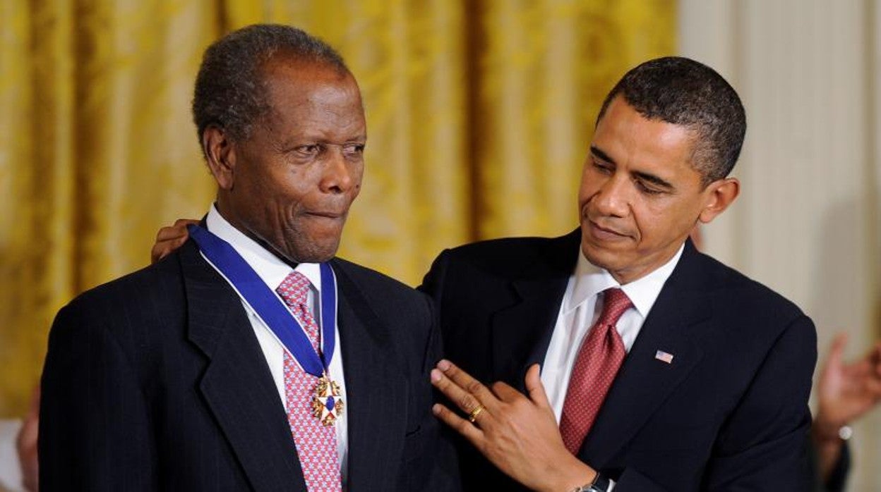 Barack Obama condecoraba a Sidney Poitier con la Medalla de la Libertad durante una ceremonia en la Casa Blanca en agosto de 2009