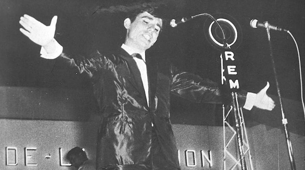 Raphael, durante su ganadora actuación el Festival de Benidorm, en 1962
