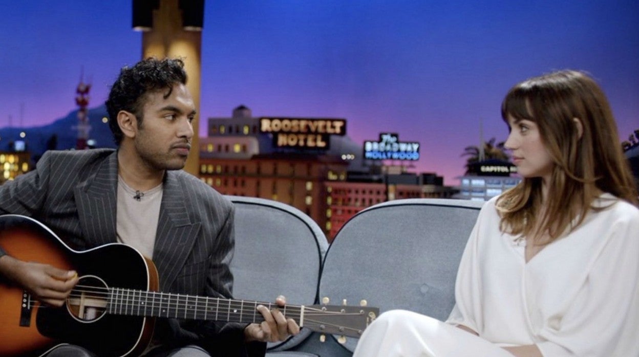 Himesh Patel, protagonista de 'Yesterday', con Ana de Armas en una de las escenas eliminadas