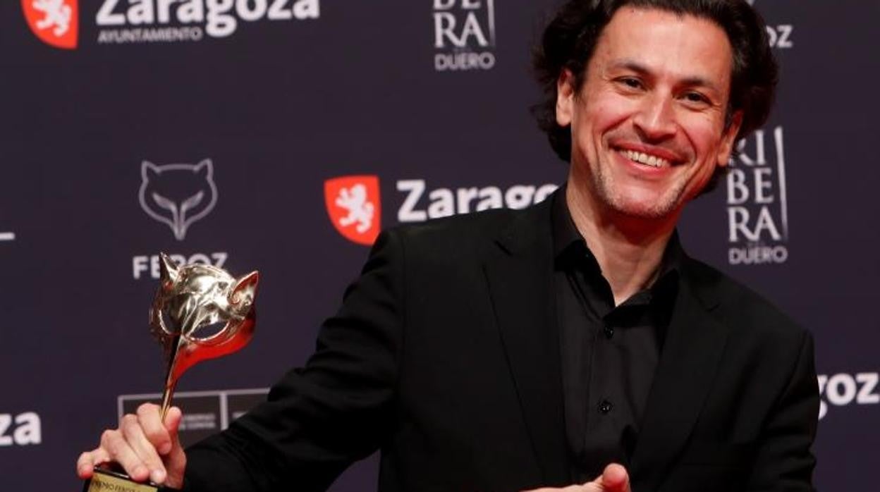 El director Rodrigo Cortés posa con el premio a la mejor dirección