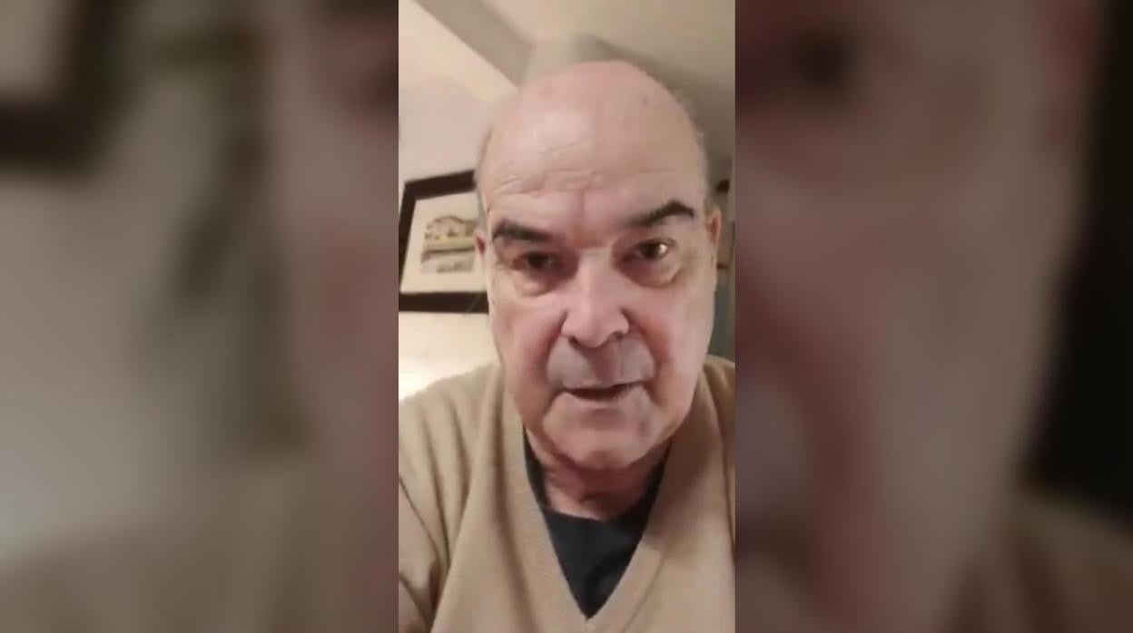 Antonio Resines, con la misma ropa que apareció en 'El Hormiguero', en un vídeo publicado en la red social para buscar empleo