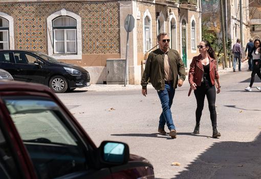 Marco D’Almeida y Elena Rivera, en el séptimo episodio de 'Sequía'