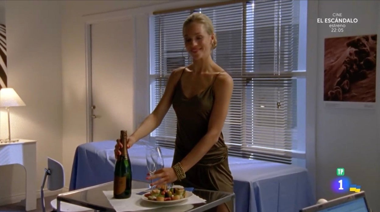 La bandera de Ucrania, junto al logo de La 1 en la emisión de su película de sobremesa