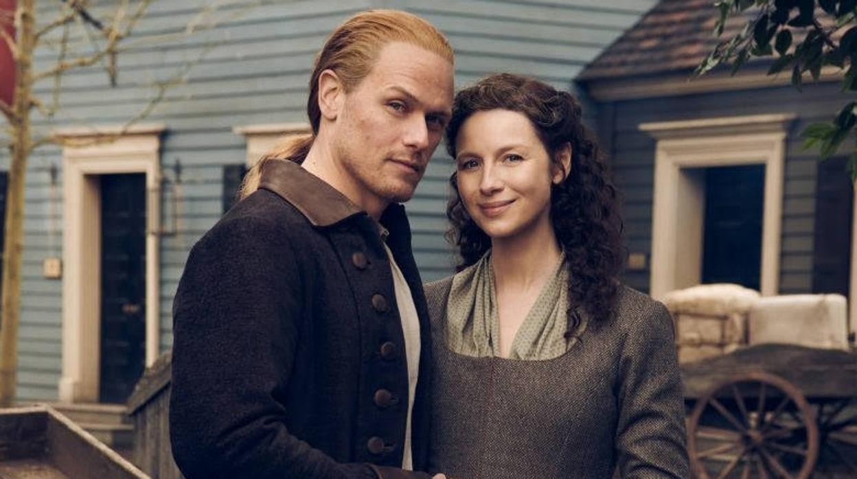 Sam Heughan y Caitriona Balfe, en el póster promocional de la sexta temporada de 'Outlander'