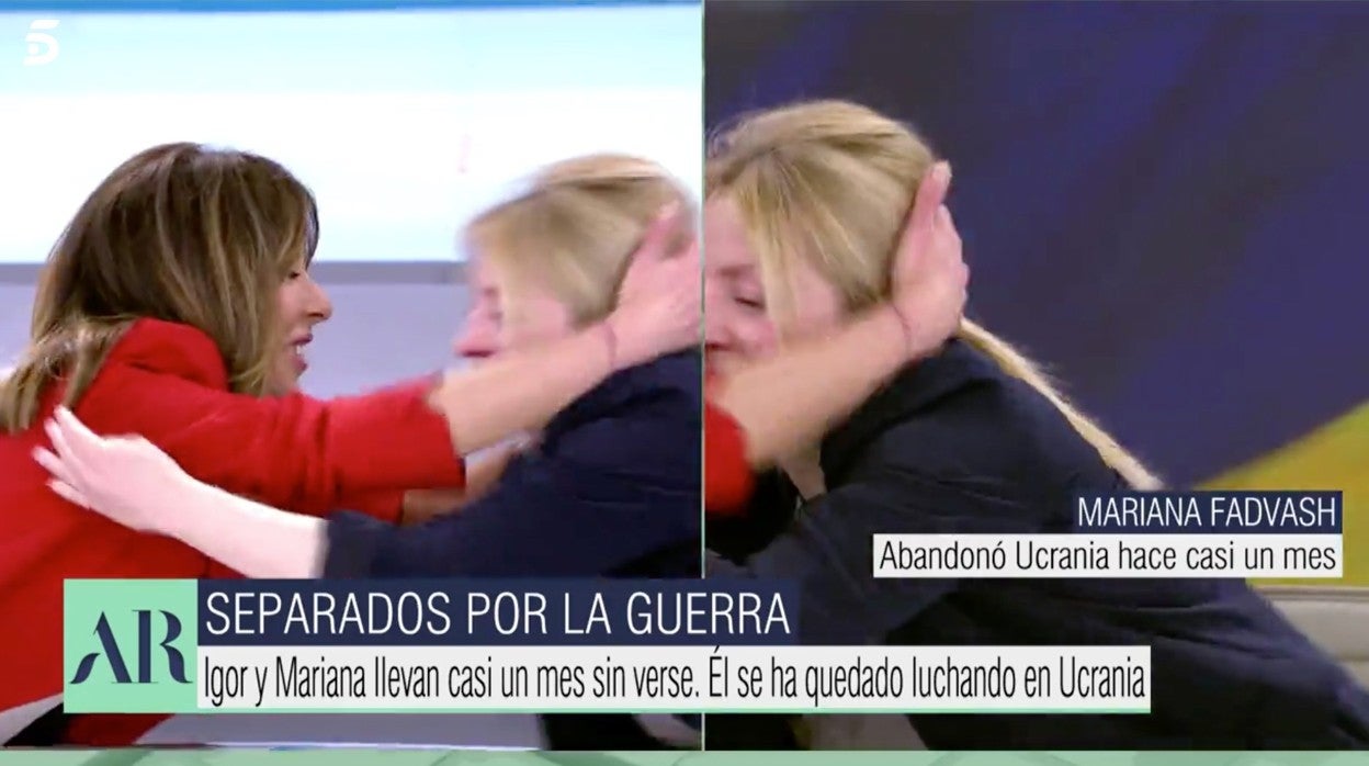 Ana Terradillos abraza a su invitada en 'El programa de Ana Rosa'