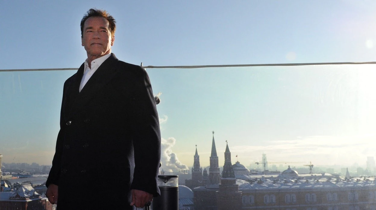 Arnold Schwarzenegger posa en la azotea de un hotel con el Kremlin a su espalda, en una imagen de 2013