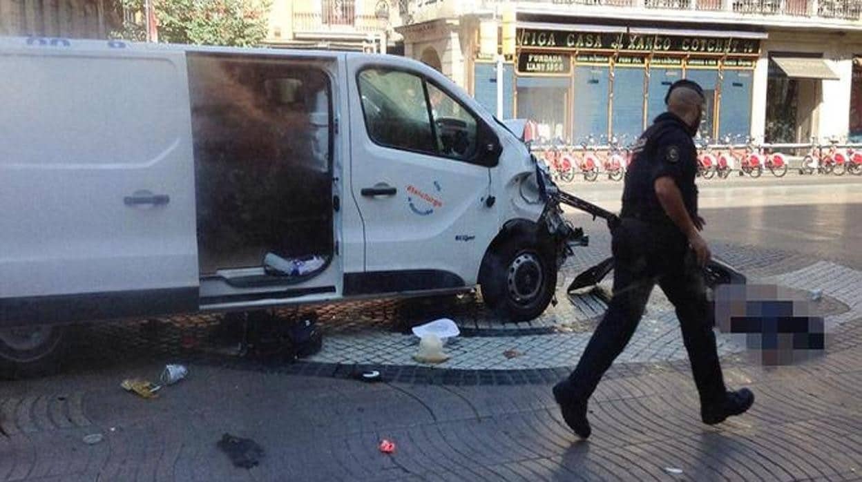 La furgoneta con la que se perpetró el atropello masivo en Barcelona
