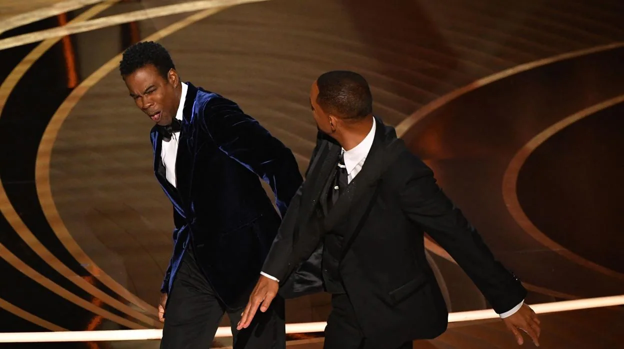 Chris Rock recibe el golpe de Will Smith en el escenario de la 94 edición de los premios Oscar