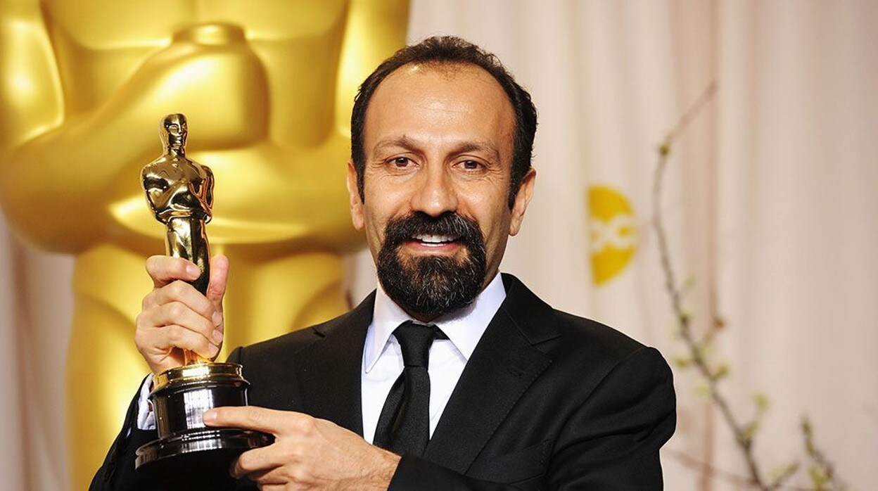 Asghar Farhadi, en 2012, con el Oscar ganado por 'Nader y Simin, una separación'
