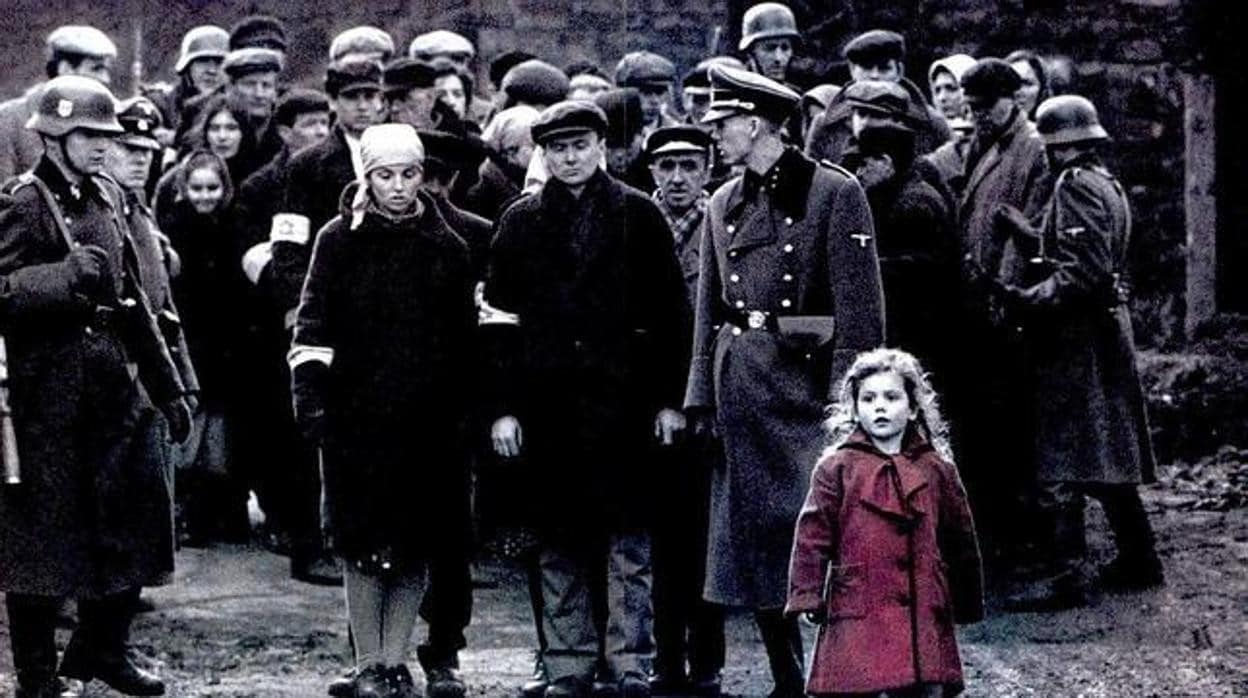 La icónica escena de la niña del abrigo rojo en 'La lista de Schindler'