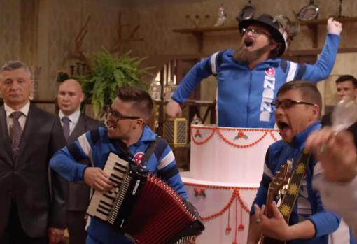 El primer episodio de 'Zelenski: Servidor del pueblo' acaba con un número musical de la banda de música ucraniana Dzidzio
