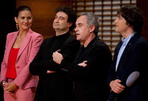 Samantha Vallejo-Nágera, Pepe Rodríguez, Ferran Adrià y Jordi Cruz, en la final de la primera edición de 'MasterChef' (2013)
