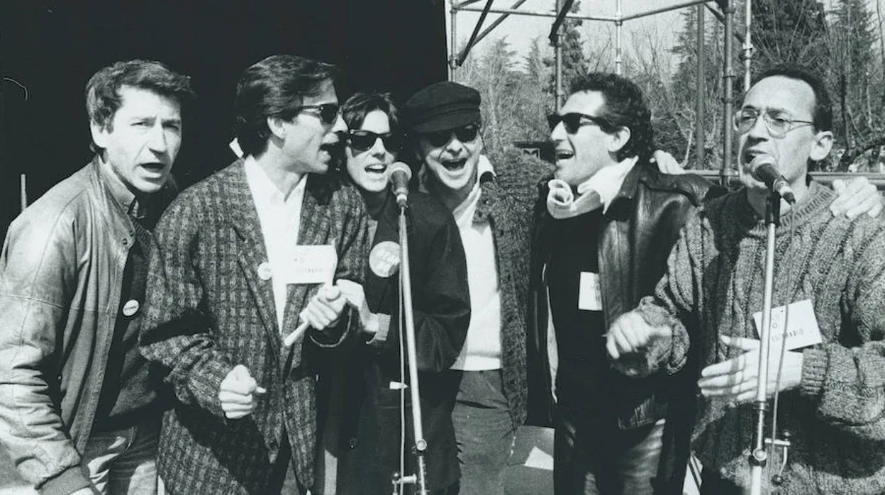 José Sacristán (izquierda) y Juan Diego (con gorra y gafas), en un acto anti-Otan celebrado en 1986. Junto a ellos Imanol Arias, Pastora Vega, Miguel Ríos y Antonio García de Diego