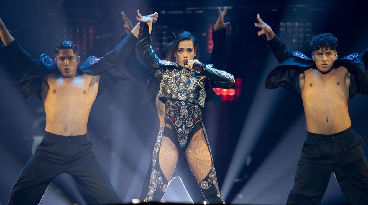 Chanel canta por primera vez 'SloMo' en el escenario de Eurovisión con un diseño de Palomo Spain