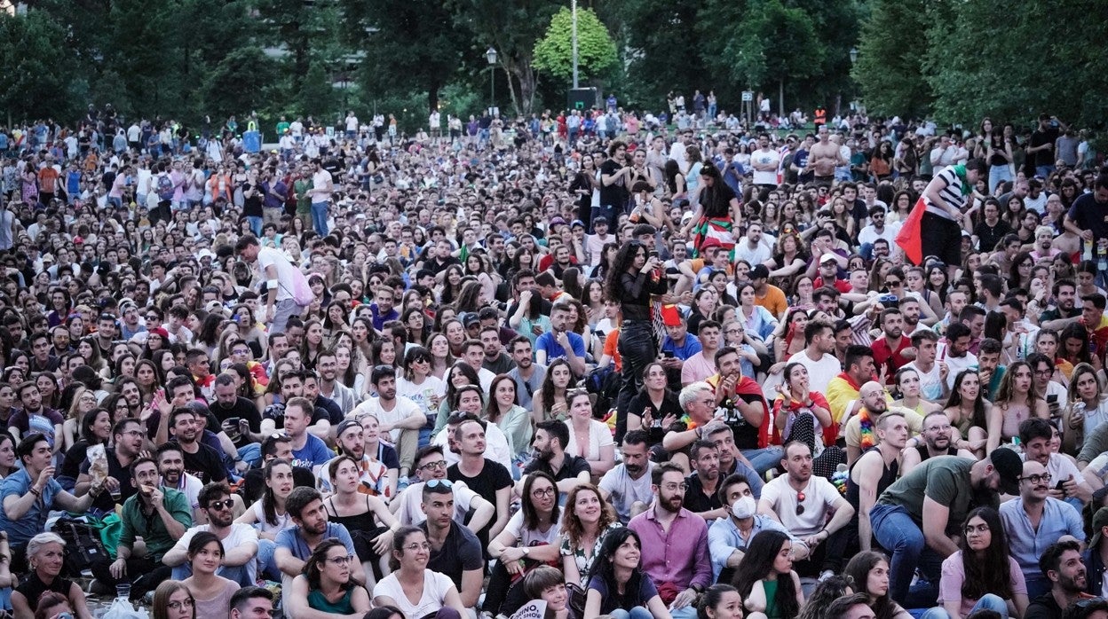 Aspecto del Valentino Eurovillage, en Turín, durante la retransmisión de la final de Eurovisión en una pantalla gigante