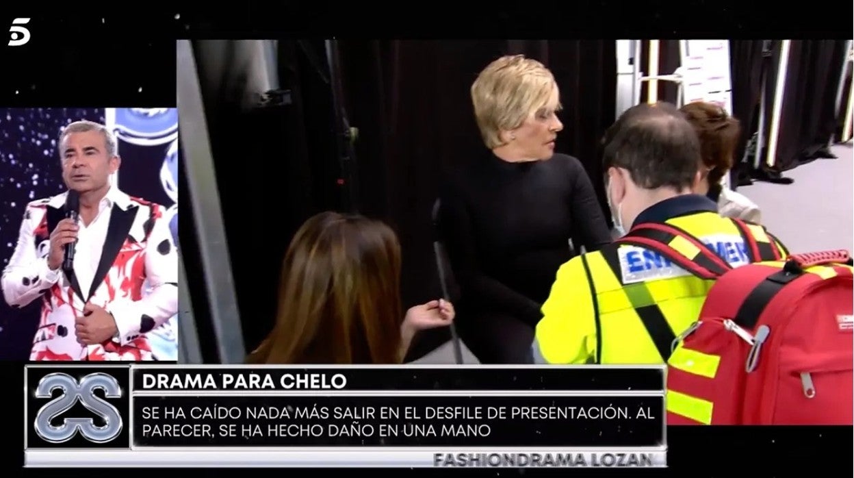 Chelo García Cortés es atendida durante la 'Sálvame Fashion Week'.