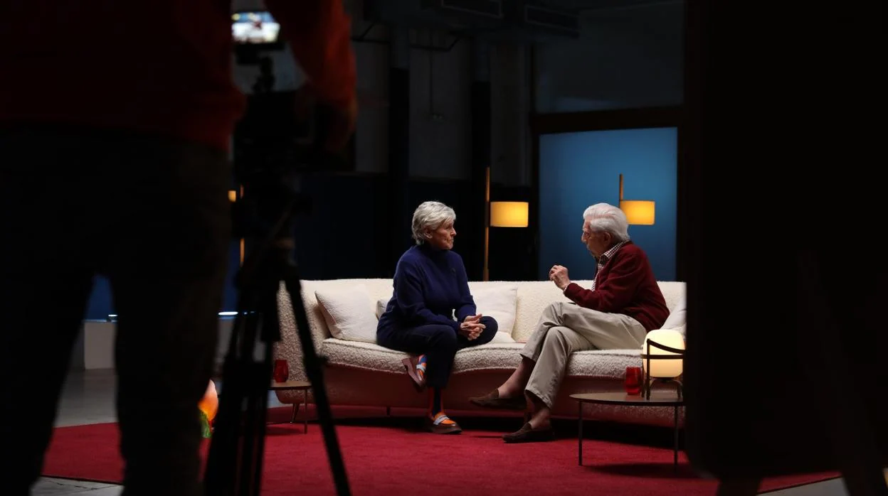 Mercedes Milá y Mario Vargas Llosa en la segunda entrega de la segunda temporada de 'Milá vs. Milá', espacio de entrevistas