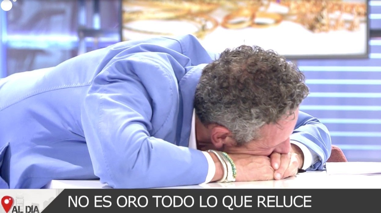 Joaquín Prat no pudo aguantar la risa tras la escena que vivió en 'Cuatro al día'.