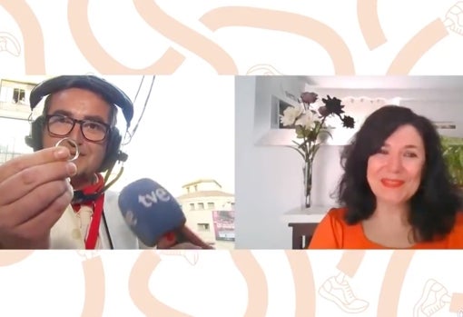El cámara de TVE muestra el anillo de compromiso.