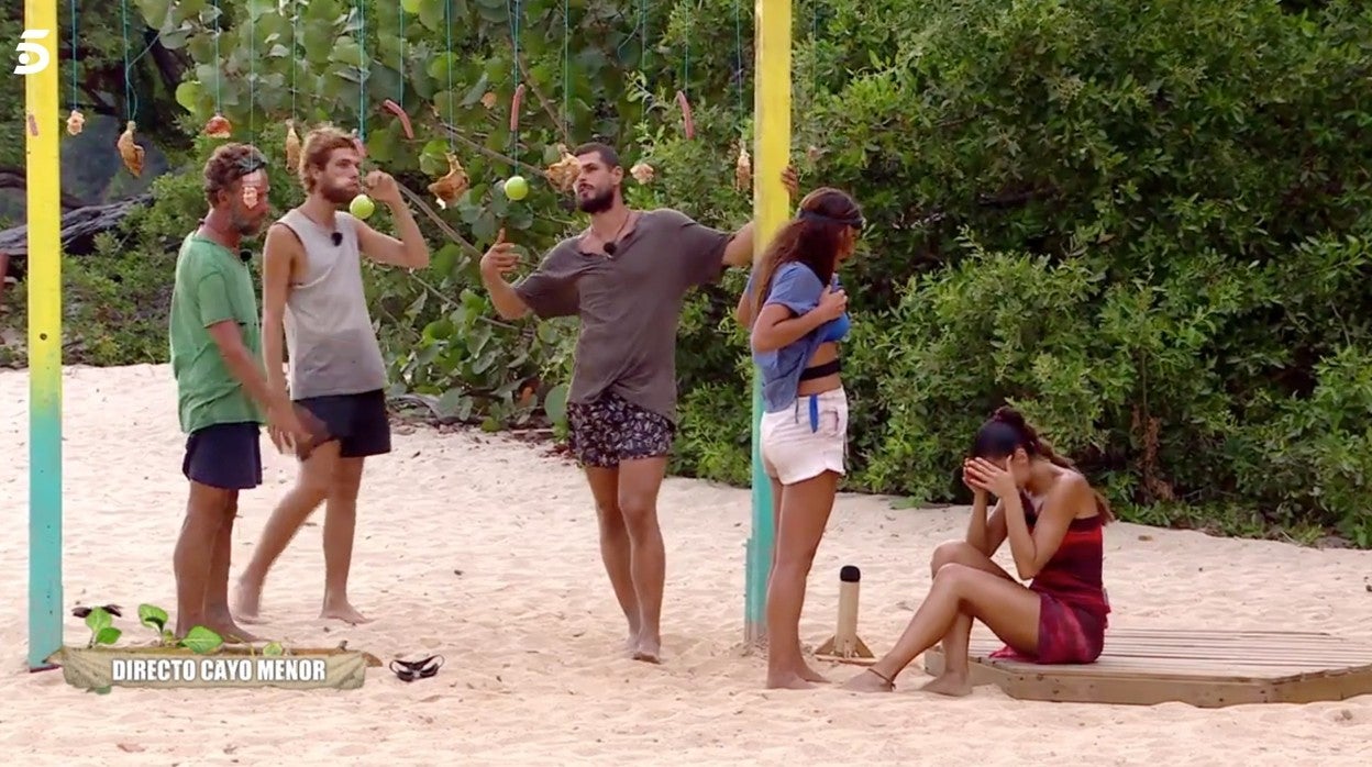 Lara Álvarez, sentada, tras la realización de una prueba en 'Supervivientes'.